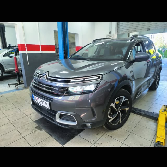 Sivi Citroën C5 Aircross u radionici