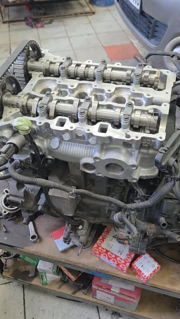 Otvoren motor sa bregastim osovinama