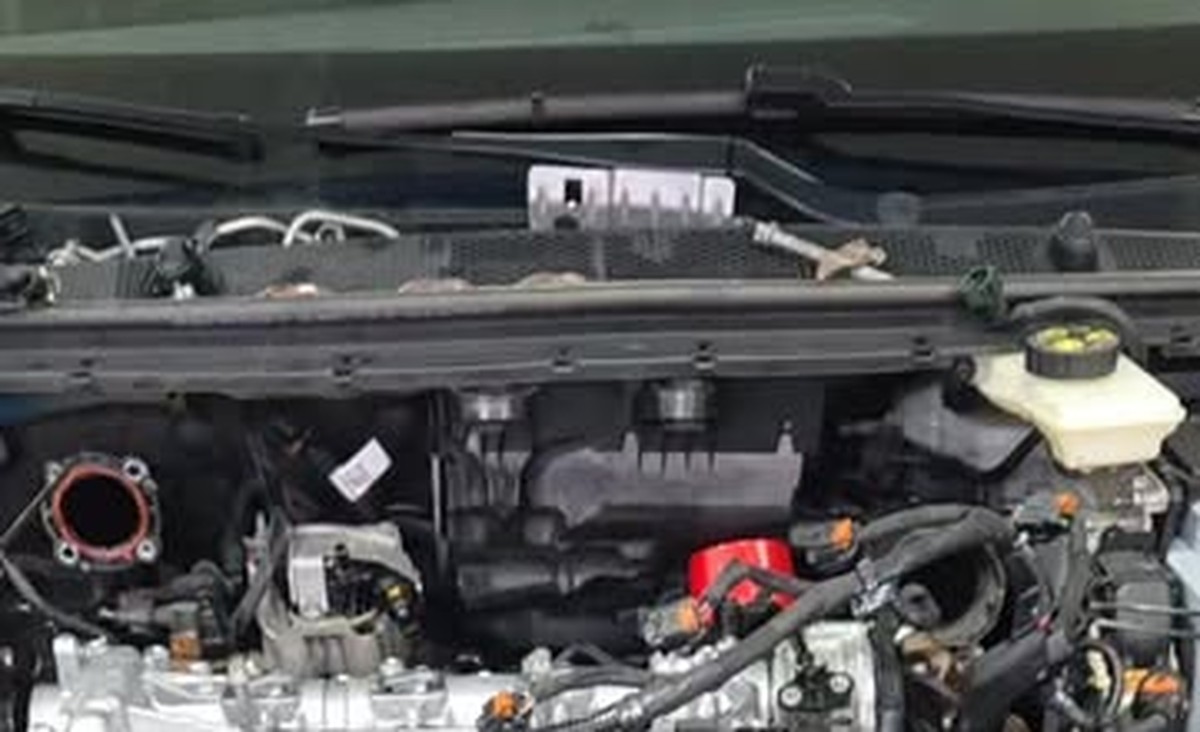 Otvoren motorni prostor Peugeot vozila u radionici