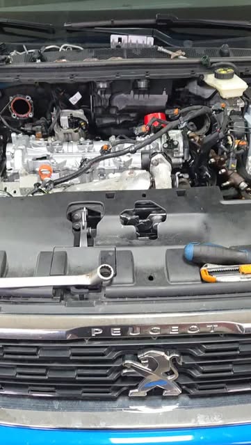 Rad na Peugeot motoru u servisu Mini Magelan