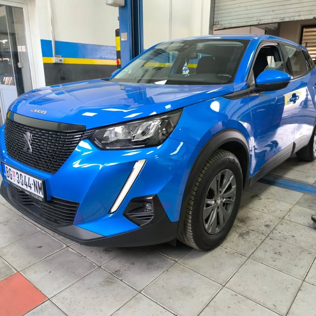 Plavi Peugeot 2008 u radionici Mini Magelan